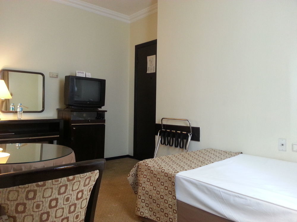 Guenes Hotel Merter Istanboel Buitenkant foto